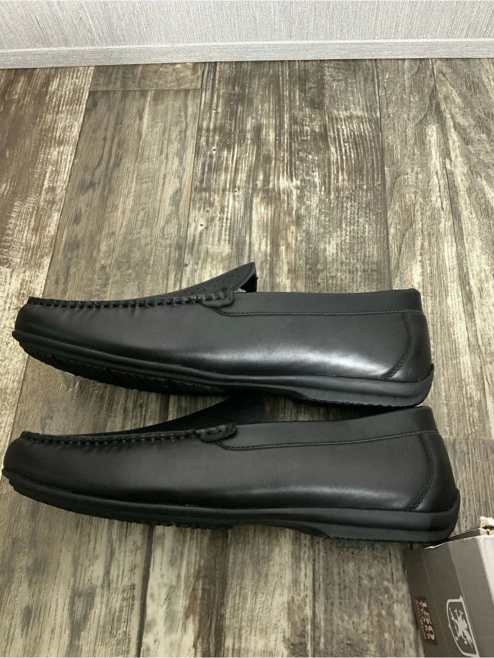 Stacy Adams sleek perforated